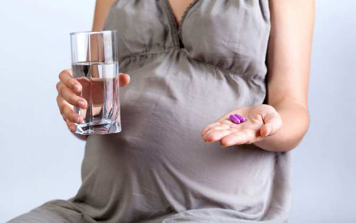 Беременность и лекарства: какие препараты и травы могут вызвать выкидыш