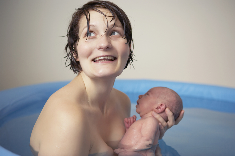 Университет Мичигана доказал: роды в воде не опаснее обычных родов