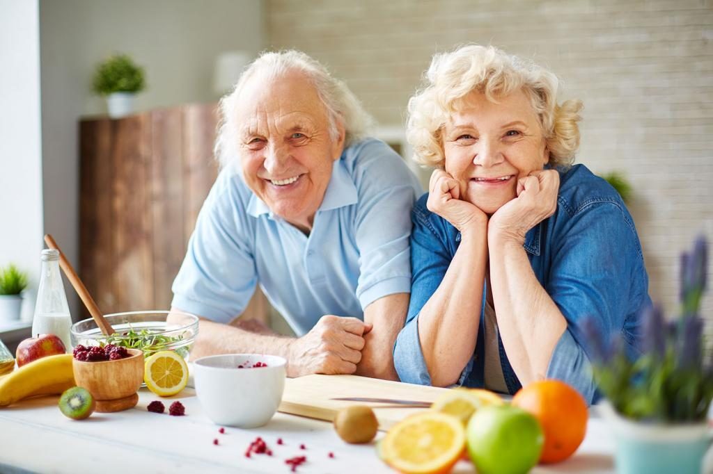 Пожилые люди. Пенсионеры. Счастливые старики. Питание пожилых.