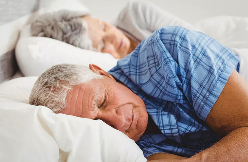 Ученые нашли «золотую середину» в продолжительности сна у пожилых людей