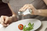 Досаливать еду не следует, так как в обычных продуктах соли достаточно