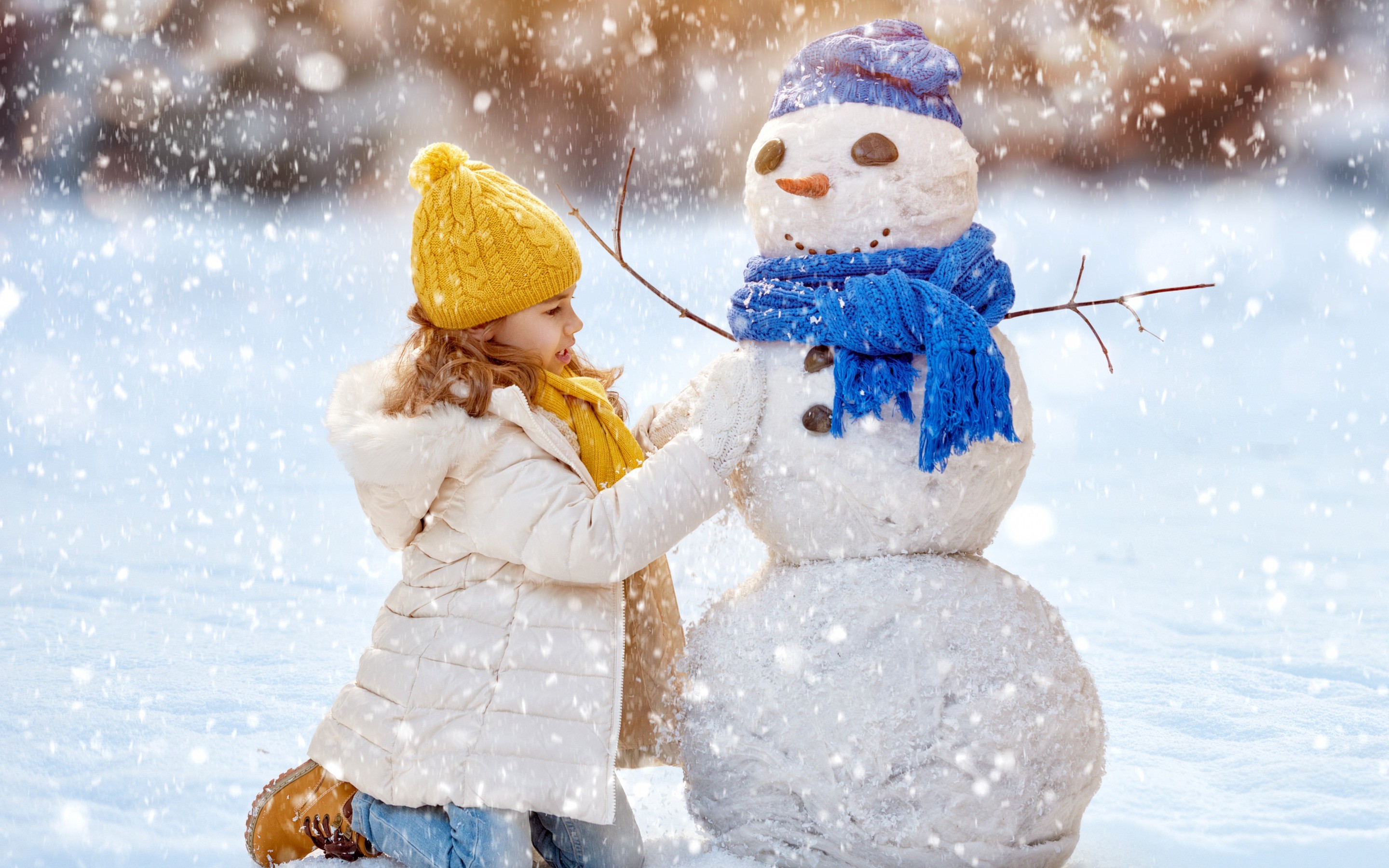Зима детские. Дети зимой. Лепить снеговика. Дети лепят снеговика. Зимние развлечения.